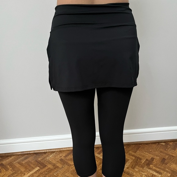 Leggings that are attached underneath a skirt by Fila! - Picture 3 of 6
